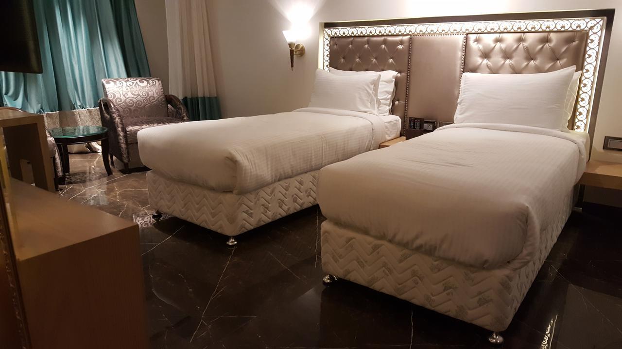 Hotel Peninsula Redpine Мумбаи Экстерьер фото